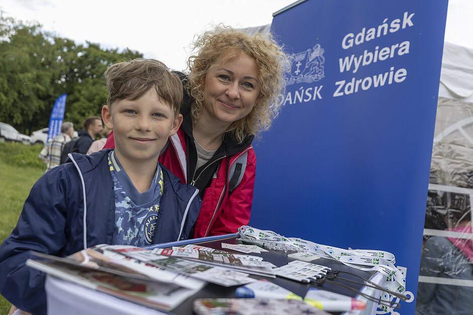 kobieta z dziesięcioletnim chłopcem, na tle napisu Gdańsk wybiera zdrowie