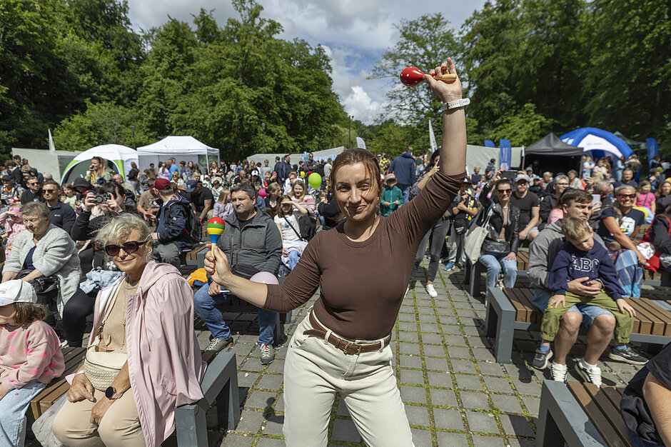 kobieta tańczy z kastanietami, wokół siedzą ludzie