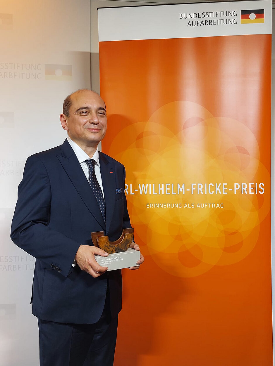 Zdjęcie mężczyzny ze statuetką