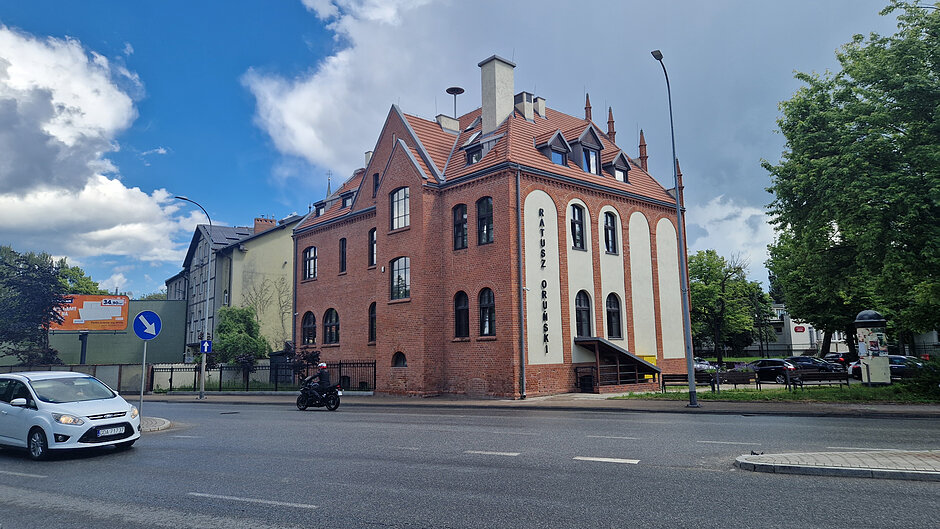 Odnowiony ceglany budynek Ratusza Oruńskiego, widok od strony ulicy