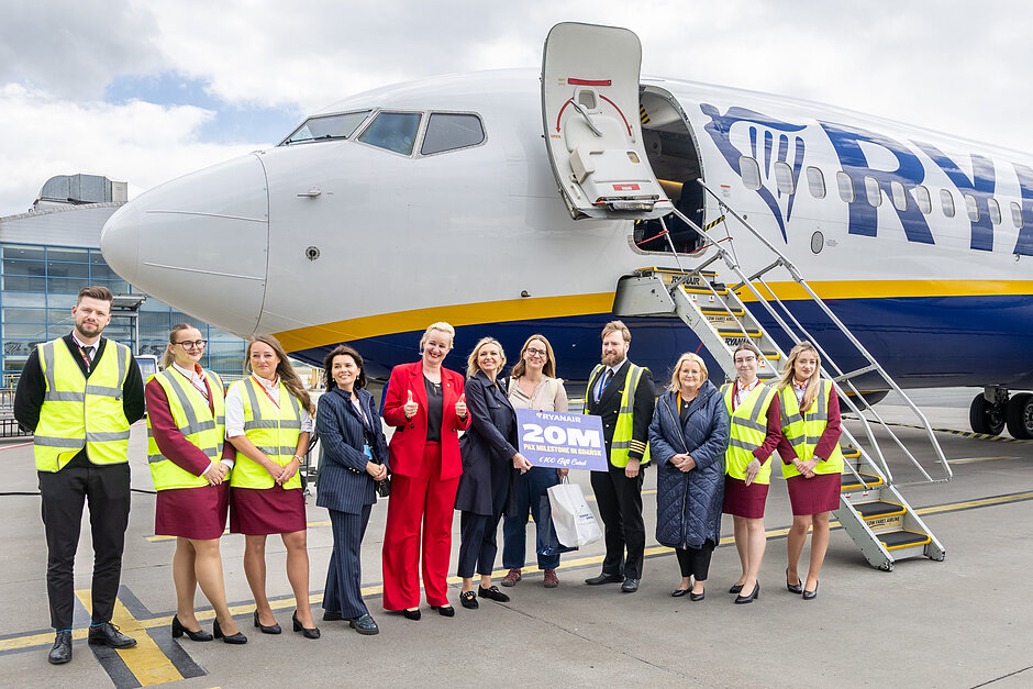 20-milionowa pasażerka zapozowała do zdjęcia, które przejdzie do historii obecności Ryanaira w Gdańsku. Na zdjęciu grupowym od lewej są: załoga Ryanair, Joanna Jażdżewska-Reszka Dyrektor Wydziału Skarbu Urzędu Miasta w Sopocie, Iwona Tomczyńska Kierownik Działu Analiz Ekonomicznych i Marketingu Portu Lotniczego Gdańsk, Alicja Wójcik-Gołębiowska Head of Comms CEE&Baltics Ryanair, Pani Aleksandra z Gdyni, Agnieszka Baranowska członkini Zarządu Województwa Pomorskiego.