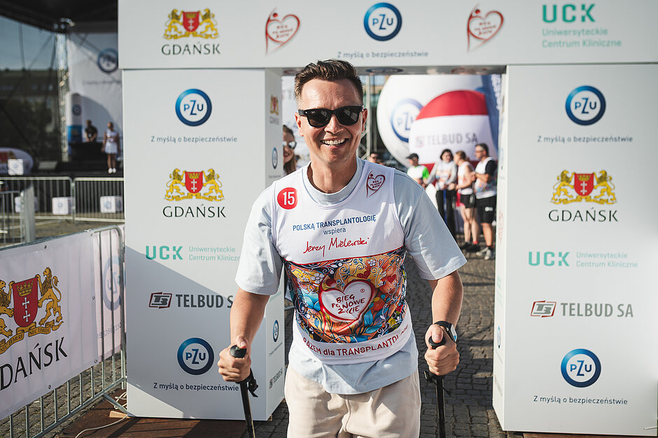 Jerzy Mielewski na starcie 27. Biegu po Nowe Życie - patrzy w obiektyw i się uśmiecha