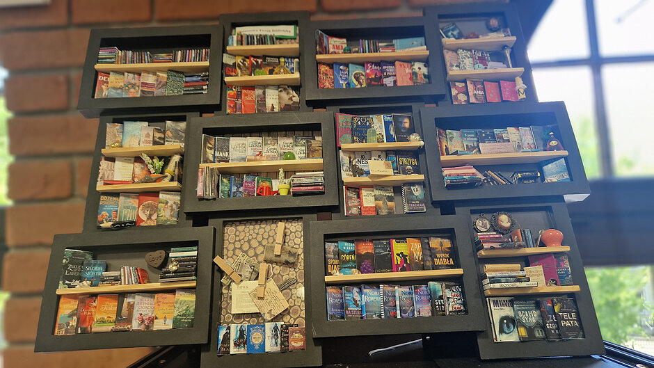 12 małych ramek połączonych razem, a w nich 12 mini biblioteczek 