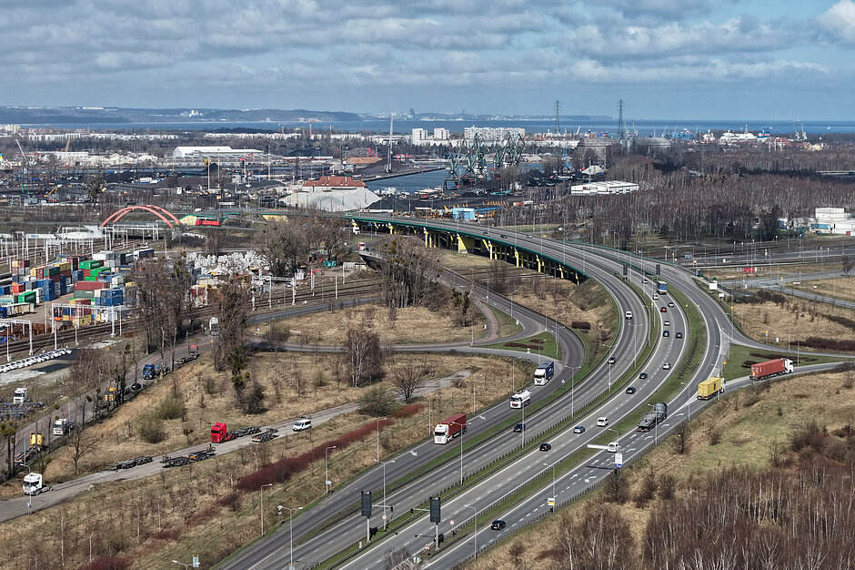 Budowa estakady na trasie Sucharskiego - widać drogę i samochody