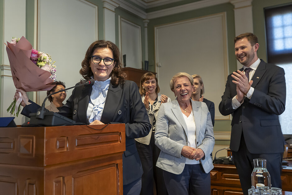 Kilka rozradowanych osób, prezydent Gdańska z bukietem kwiatów