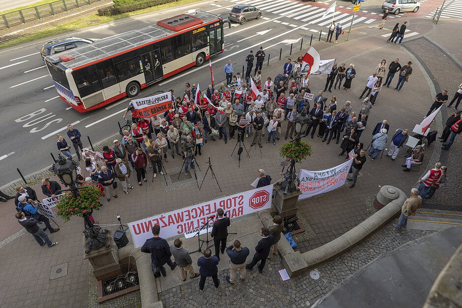 Manifestacja przed budynkiem Rady Miasta Gdańska podczas obrad 28. sesji Rady Miasta Gdańska