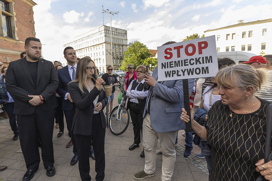 Manifestacja przed budynkiem Rady Miasta Gdańska podczas obrad 28. sesji Rady Miasta Gdańska