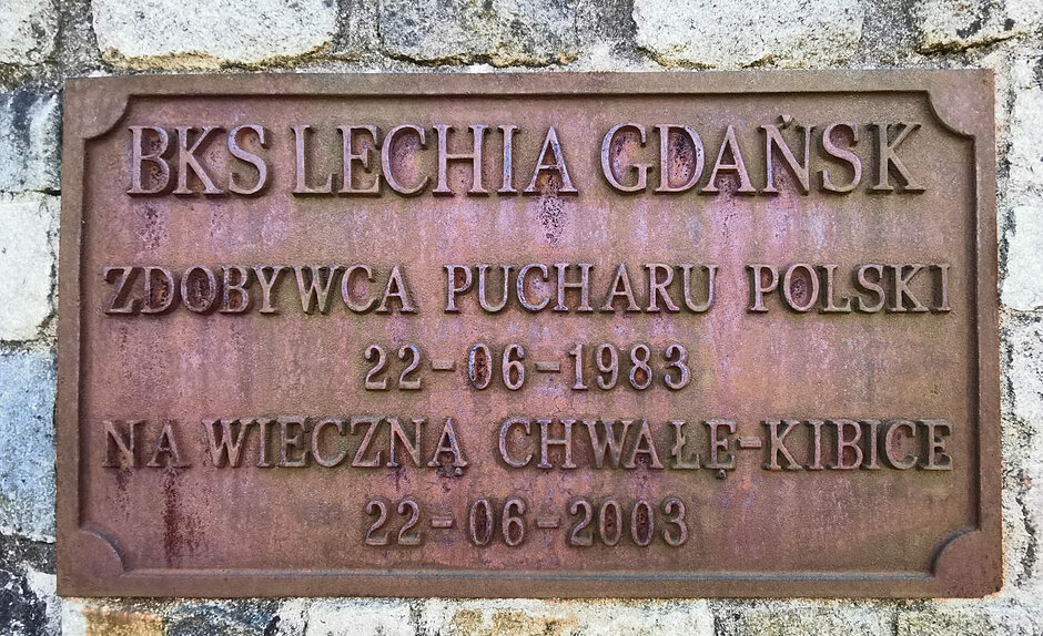 Tablica_upamiętniająca_zdobycie_Pucharu_Polski_1983