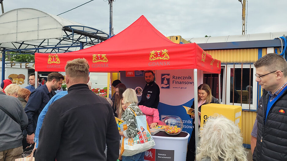 Tłum osób na targowisku