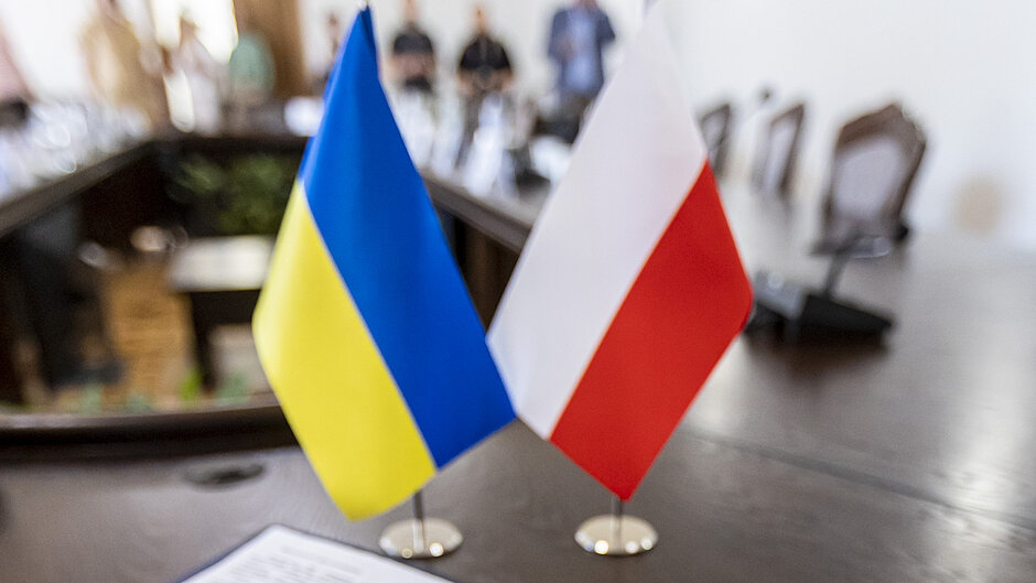 Chorągiewki Polski i Ukrainy na stole konferencyjnym