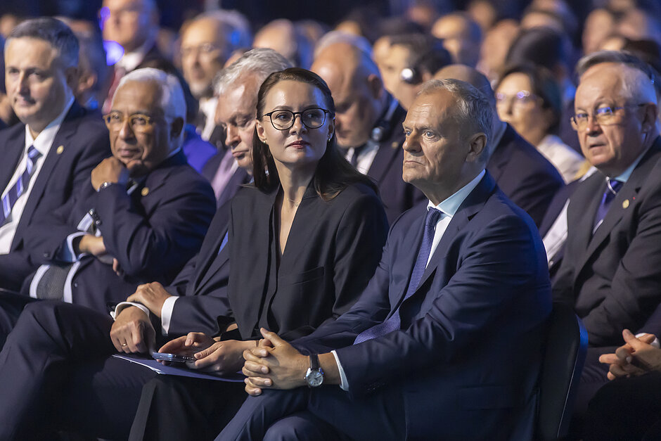 Rzędy osób przysłuchujących się konferencji