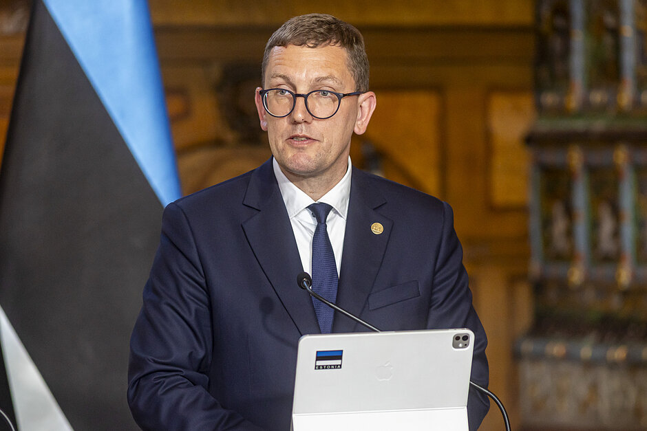 Mężczyzna o pociągłej twarzy, w okularach - w średnim wieku