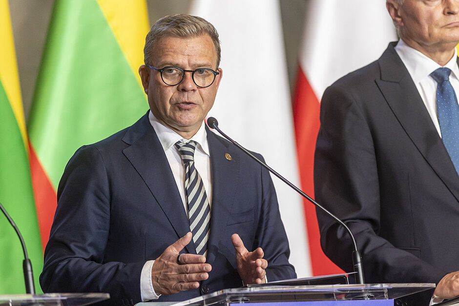 Mężczyzna w średnim wieku, w okularach