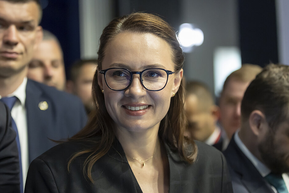 Premier Julija Swyrydenko - uśmiechnięta młoda kobieta