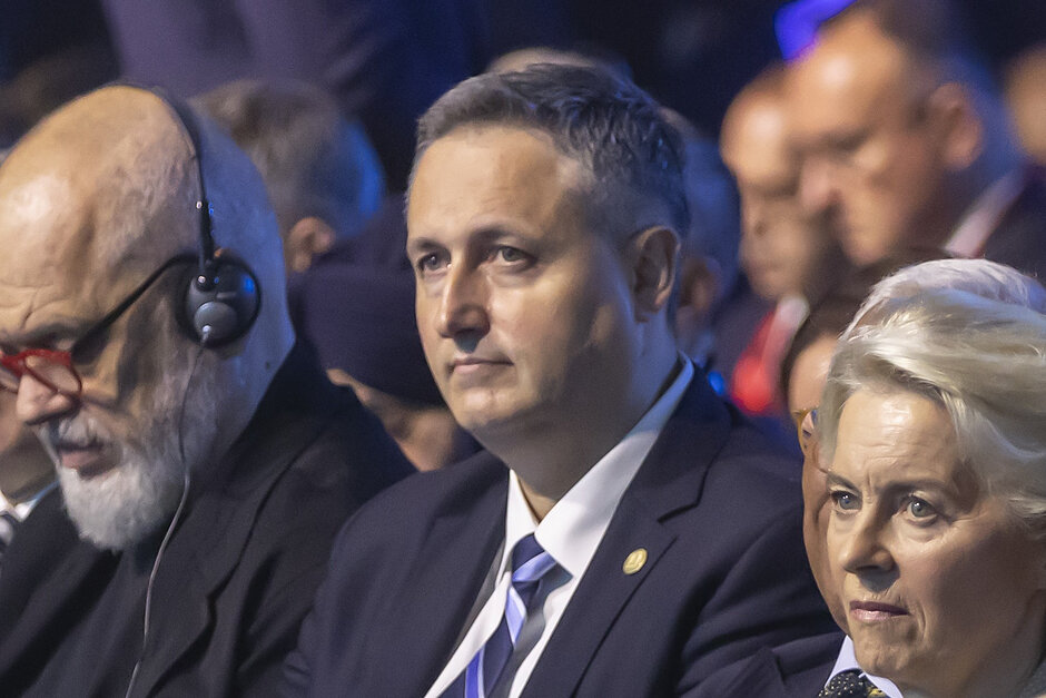 Mężczyzna w średnim wieku, bez okularów i bez zarostu