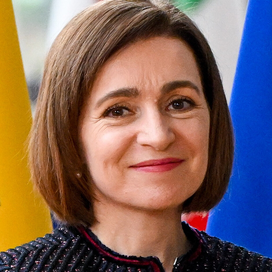 Uśmiechnięta kobieta lat około 60