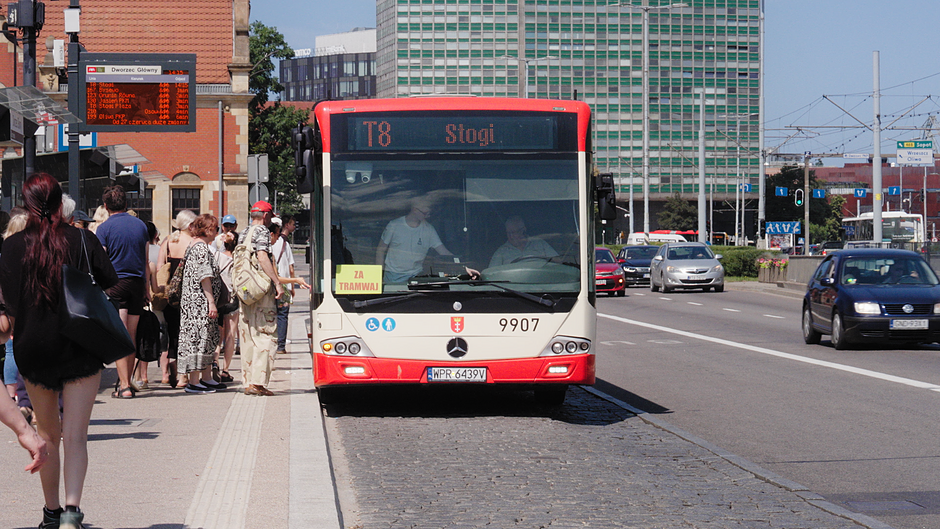 Zdjęcie autobusu linii T8 w okolicach dworca w Gdańsku