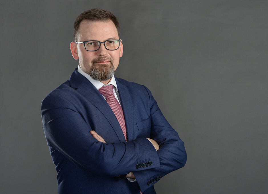 Mężczyzna w garniturze na szarym tle 