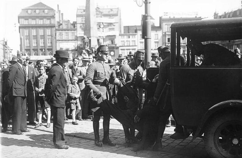 Policja zatrzymuje „zakłócacza” porządku w trakcie wyborów do Volkstagu, maj 1933 