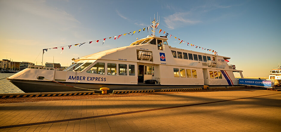 Amber Express to nowoczesny aluminiowy katamaran o długości ponad 31 metrów.