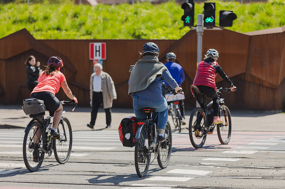 rowerzyści na pasach rowerowych, przejeżdżają na zielonym świetle