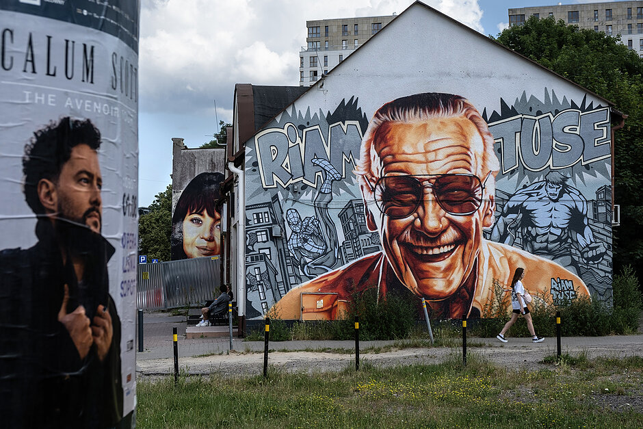 Murale na starych domach w mieście.