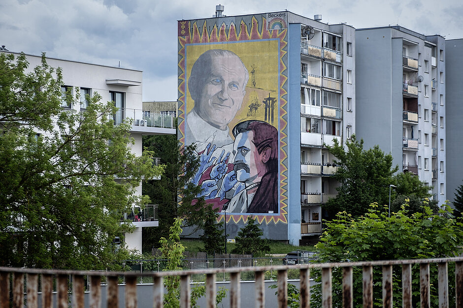 Mural z papieżem Janem Pawłem II i Lechem Wałęsą na bloku.