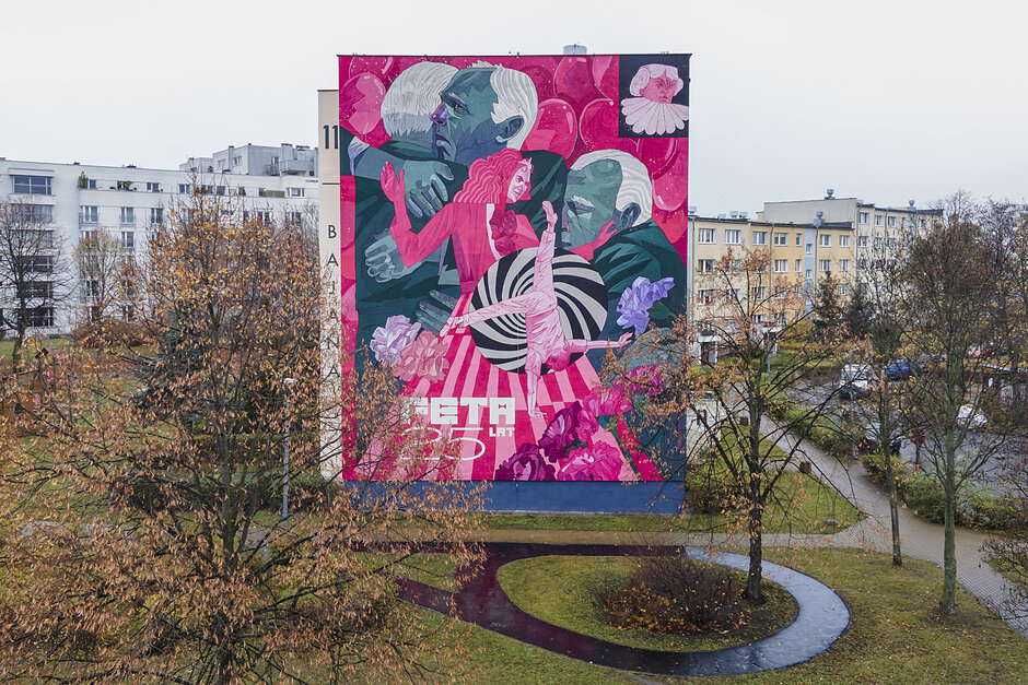 Kolorowy mural na bloku na osiedlu mieszkaniowym.