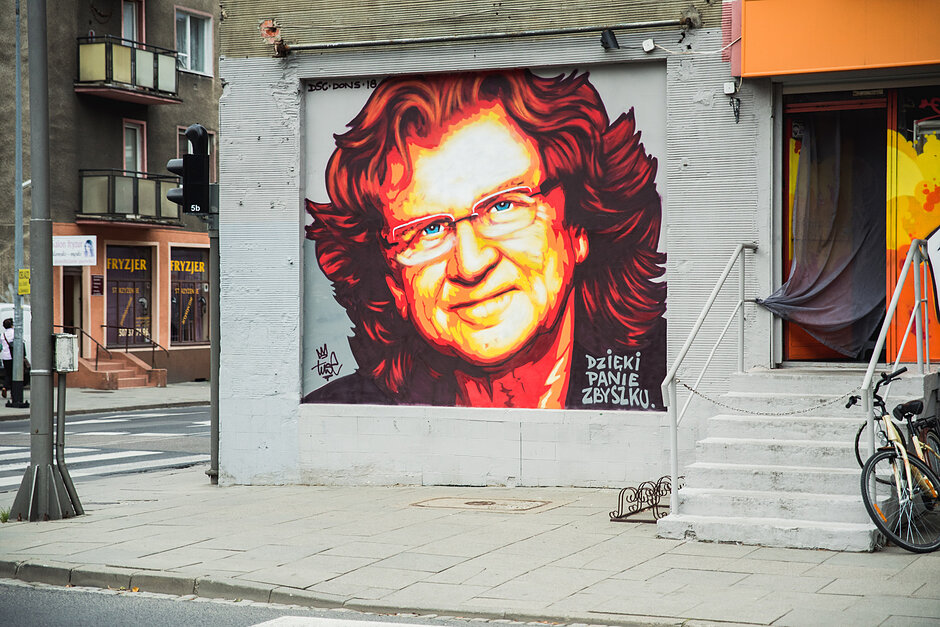 Mural ze Zbigniewem Wodeckim na starym domu.