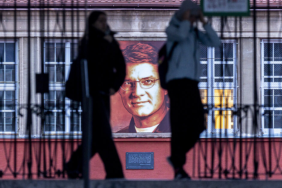 Mural z portretem Krzysztofa Kolbergera na budynku szkoły.