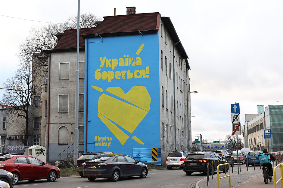 Mural „Ukraina walczy” na starym budynku.