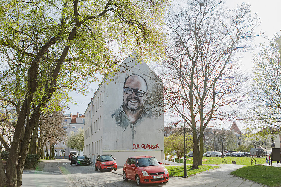 Mural z portretem prezydenta Gdańska Pawła Adamowicza na starym domu w mieście.