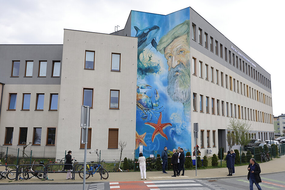 Mural z Aleksandrem Dobą na budynku szkoły morskiej.