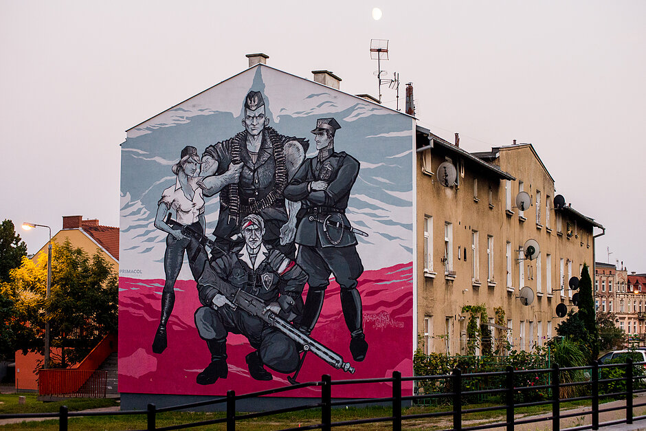 Mural z żołnierzami wyklętymi na starym domu w starej dzielnicy miasta.