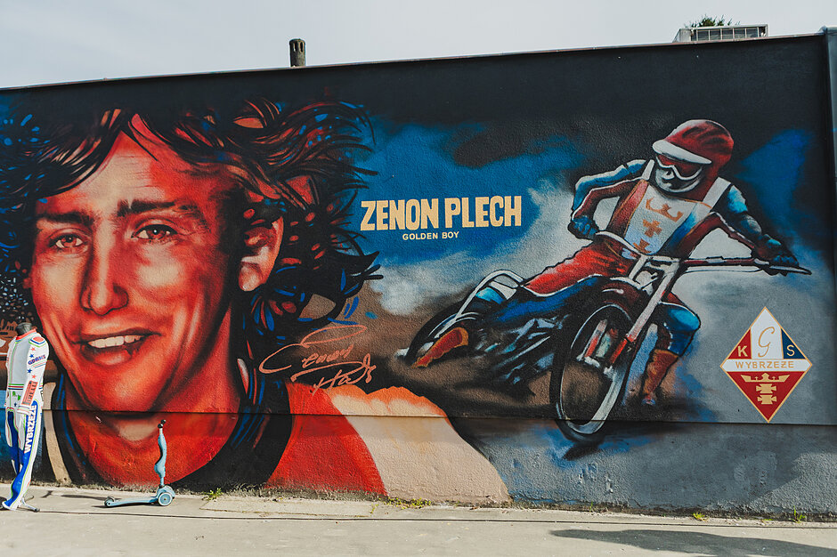 Mural na garażu z żużlowcem Zenonem Plechem.