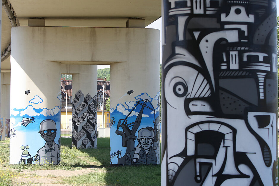 Murale na filarach wiaduktu kolejowego.