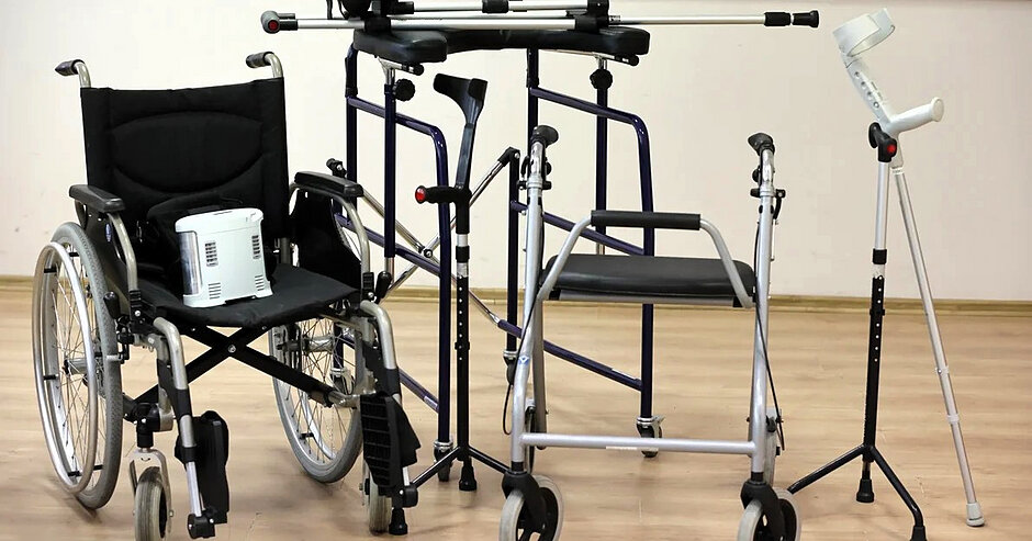Kula, wózek inwalidzki, balkonik, koncentrator tlenu, sprzęt do rehabilitacji.