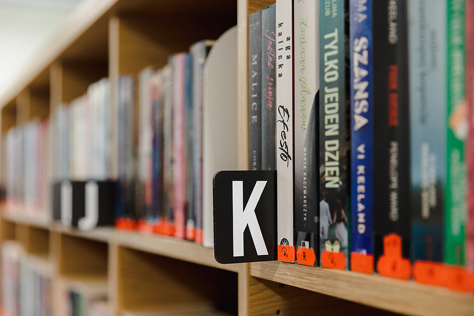Zbliżenie na książki na półce w bibliotece