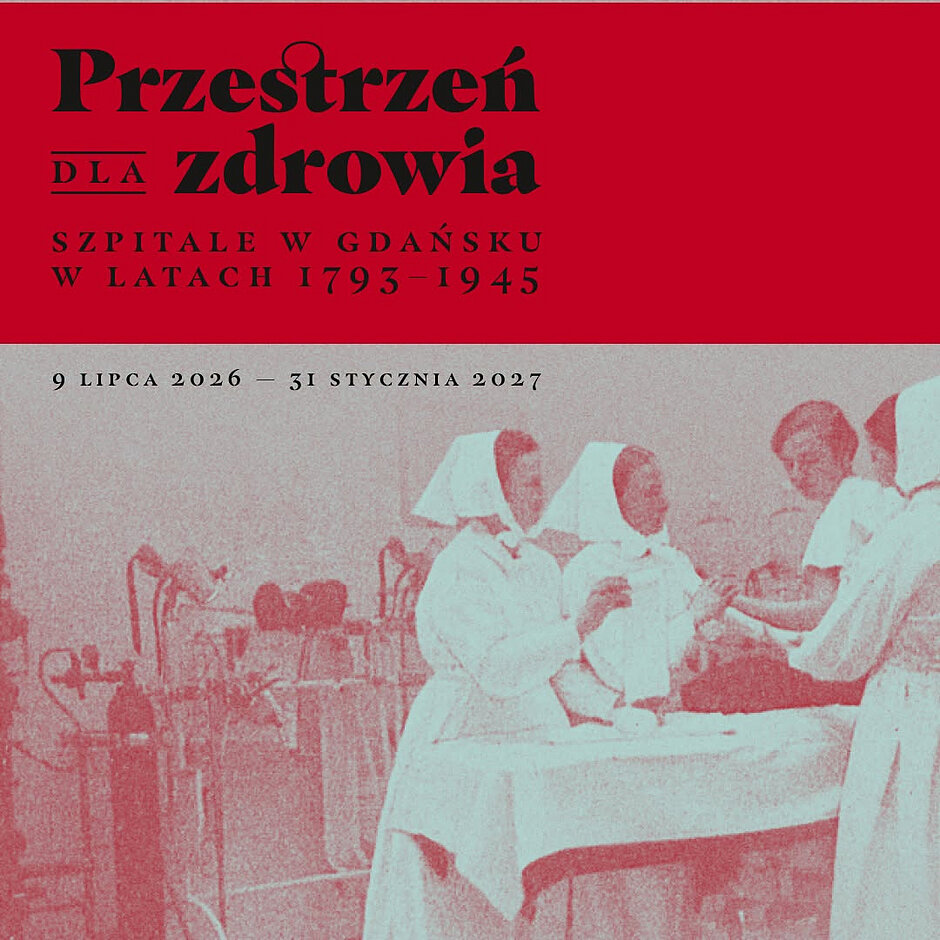 Grafika przedstawia plakat wystawy zatytułowanej „Przestrzeń dla zdrowia. Szpitale w Gdańsku w latach 1793–1945”, która trwa od 9 lipca 2026 do 31 stycznia 2027 roku. Dolna część afisza ukazuje archiwalną, utrzymaną w czerwono-niebieskiej tonacji fotografię przedstawiającą personel medyczny podczas pracy.