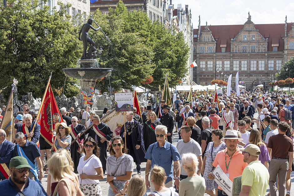Parada rzemieślników ulicami starego miasta w Gdańsku.