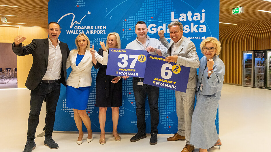 Nowe trasy z Gdańska poprowadzą do Agadiru, Budapesztu, Katanii, Liverpoolu, Madrytu, Mediolanu-Malpensa, Porto, Bukaresztu, Palermo, Tirany i Turynu. Na zdjęciu: Ray Kelliher, Tomasz Kloskowski, Jason McGuinness, Alicja Wójcik-Gołębiowska, Agnieszka Michajłow