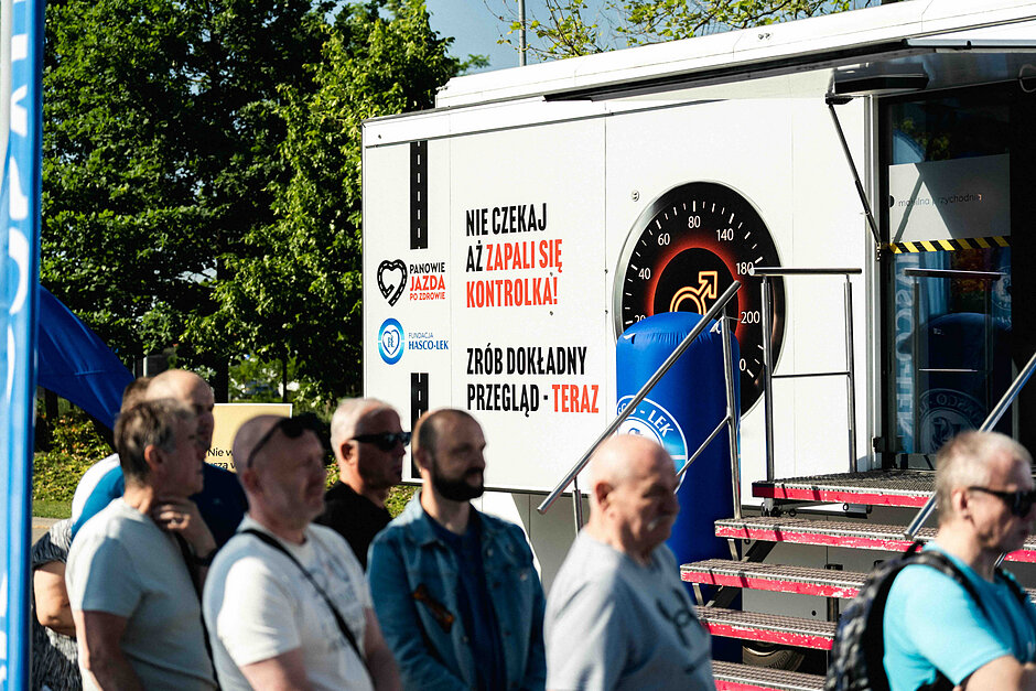 Zbliżenie na pojazd, w którym mężczyźni mogą wykonać darmowe badania