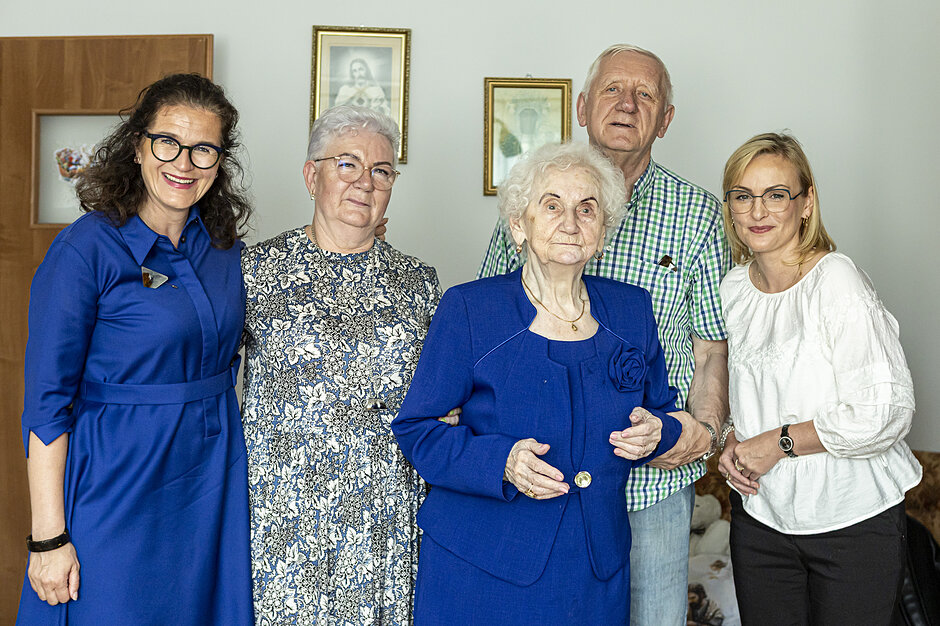 Setne urodziny pani Agnieszki Jędraszek. Zdjęcie grupowe z prezydent Gdańska oraz rodziną jubilatki