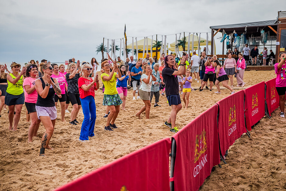 Tłum ćwiczy Zumbę na plaży