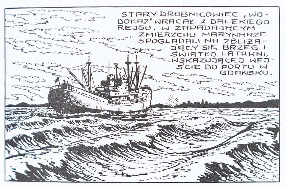 Czarno-biały kadr komiksowy przedstawia stary drobnicowiec „Wodokaz” płynący po wzburzonym morzu w kierunku widocznego na horyzoncie brzegu. W prawym górnym rogu umieszczono tekst informujący o marynarzach wypatrujących światła latarni morskiej u uścia portu w Gdańsku.
