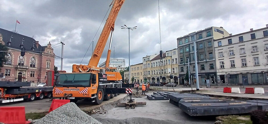na zdjęciu żuraw budowlany, widać układane elementy torowiska