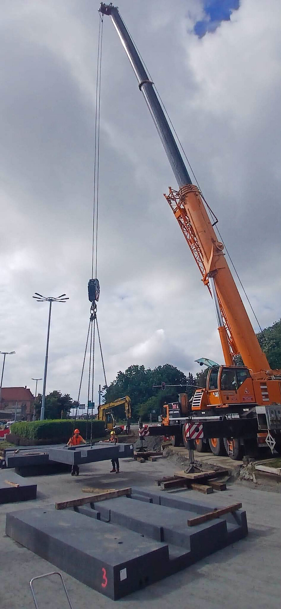 ogromny budowlany żuraw w kolorze pomarańczowym