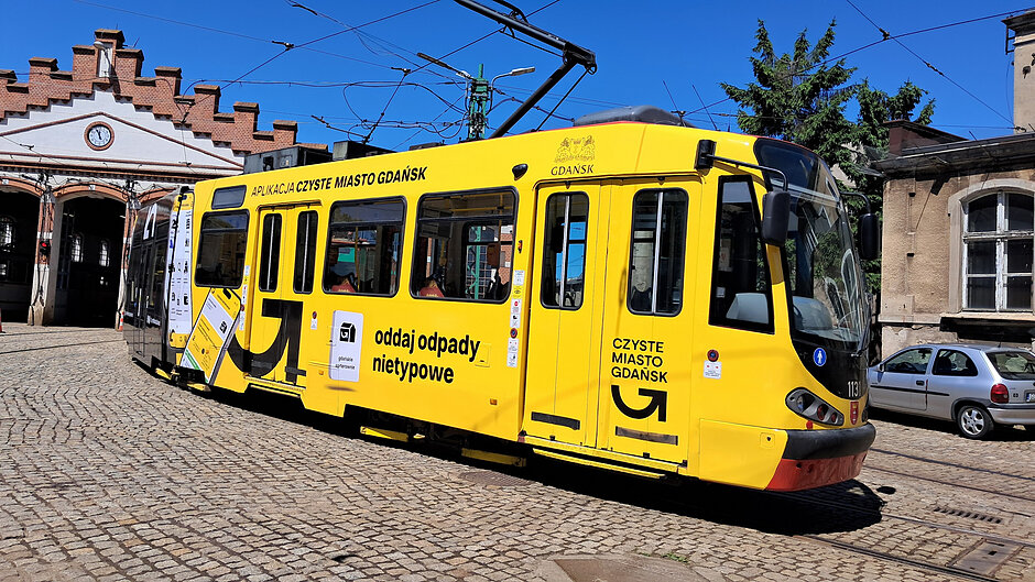 Tramwaj Czystego Miasta Gdańsk na tle zajezdni 