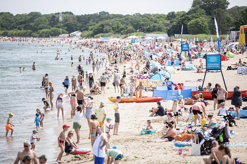 Tłumy plażowiczów na plaży w Brzeźnie