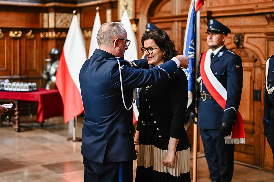 Za współpracę z Policją oraz budowę suwerennej i bezpiecznej Polski Krzyż Niepodległości z Gwiazdą Niezależnego Związku Zawodowego Policjantów otrzymali prezydent Gdańska Aleksandra Dulkiewicz, zastępca prezydenta Piotr Borawski oraz kierownik Referatu Zarządzania Kryzysowego Krzysztof Domagalski